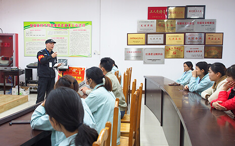 劉潭服裝廠對(duì)新進(jìn)員工進(jìn)行安全教育培訓(xùn) 劉潭服裝廠對(duì)新進(jìn)員工進(jìn)行安全教育培訓(xùn)