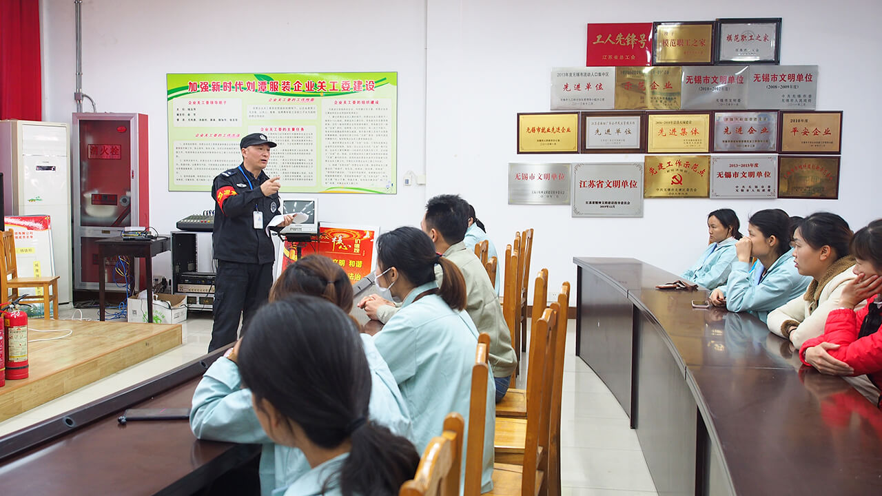 1 劉潭服裝廠對新進員工進行安全教育培訓