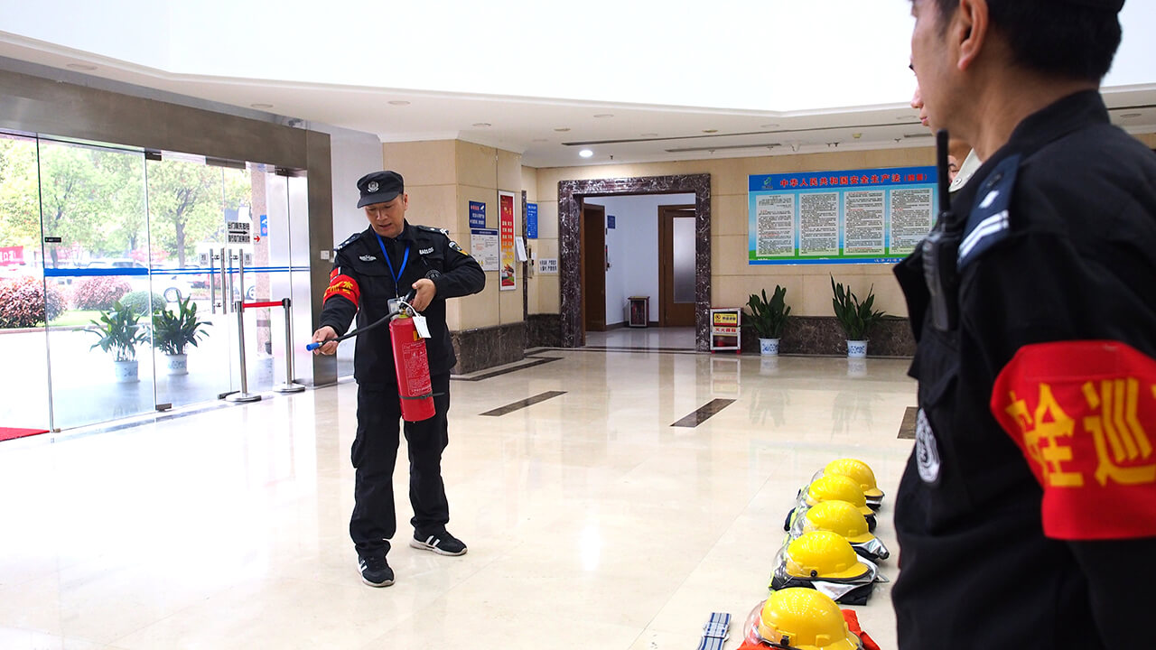 3 劉潭服裝廠(chǎng)消防員訓(xùn)練