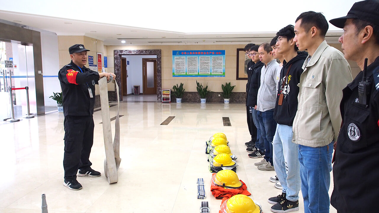 4 劉潭服裝廠(chǎng)消防員訓(xùn)練