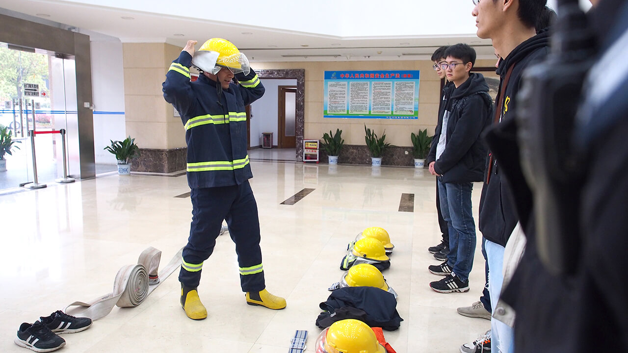 5 劉潭服裝廠(chǎng)消防員訓(xùn)練