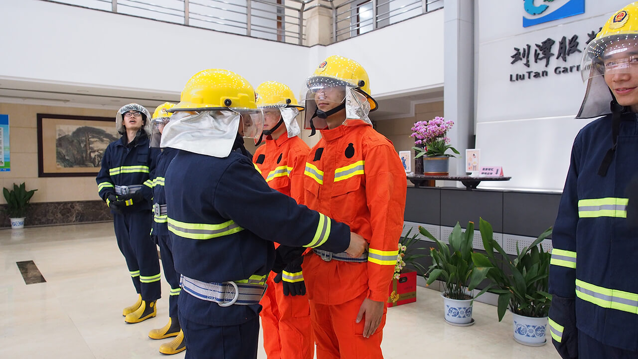 8 劉潭服裝廠(chǎng)消防員訓(xùn)練