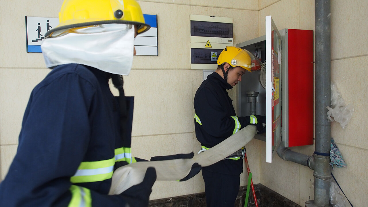 10 劉潭服裝廠(chǎng)消防員訓(xùn)練