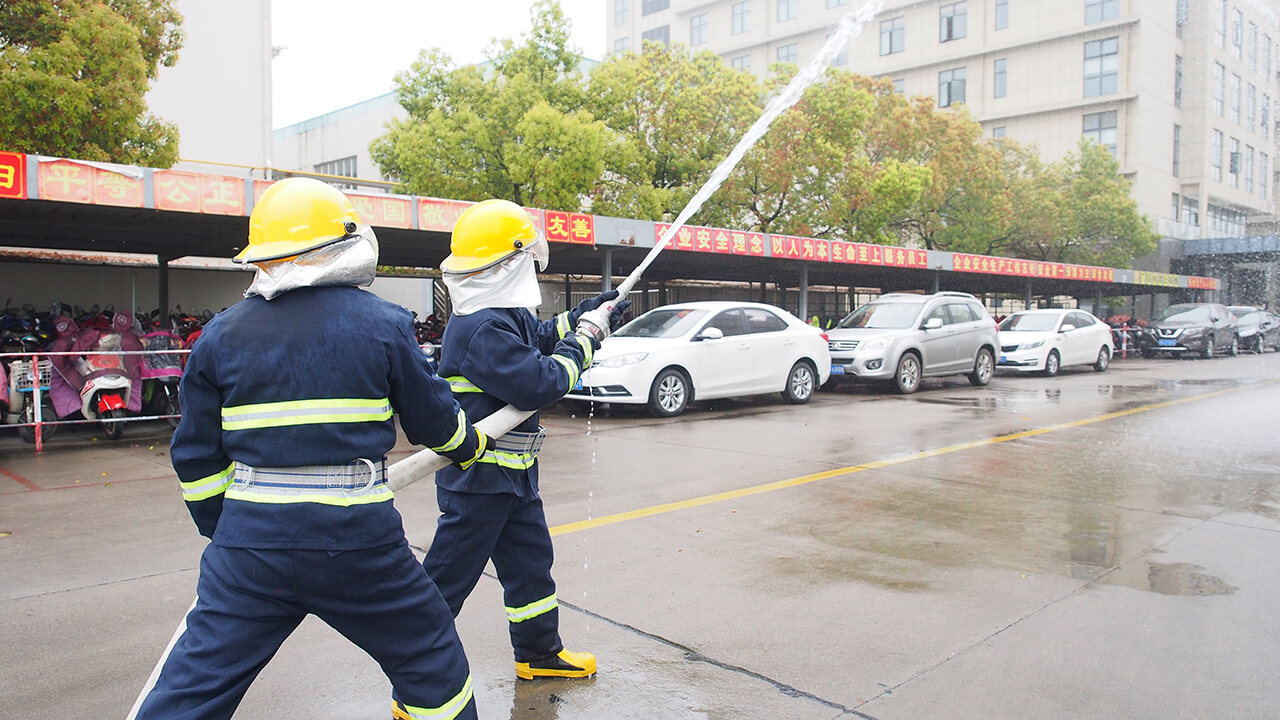 12 劉潭服裝廠(chǎng)消防員訓(xùn)練