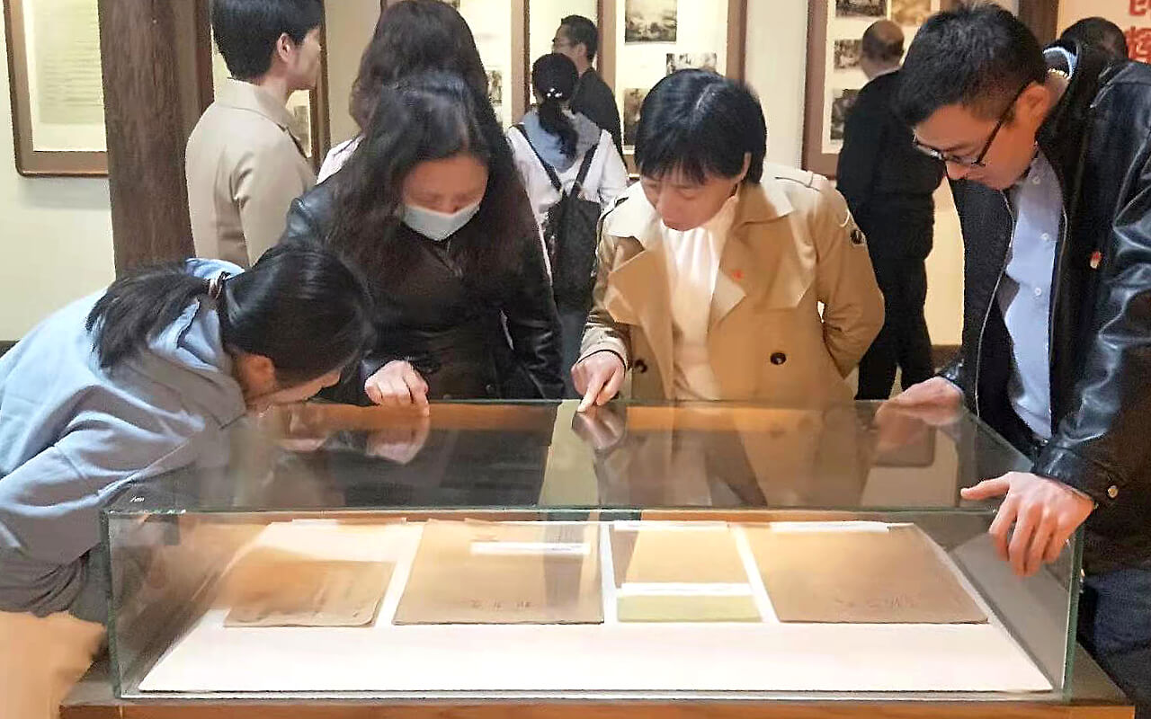 05 劉潭服裝廠黨員參觀新四軍六師部舊址紀念館