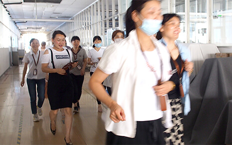 劉潭服裝廠開(kāi)展應(yīng)急疏散演練——筑員工安全防線