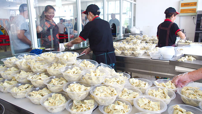 01 劉潭服裝廠組織員工夏至吃餛飩