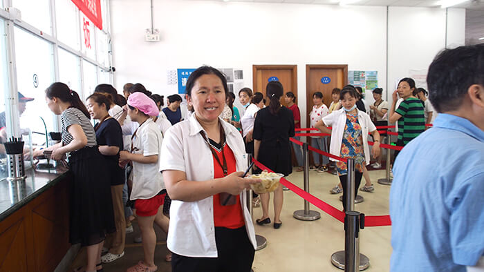 02 劉潭服裝廠組織員工夏至吃餛飩