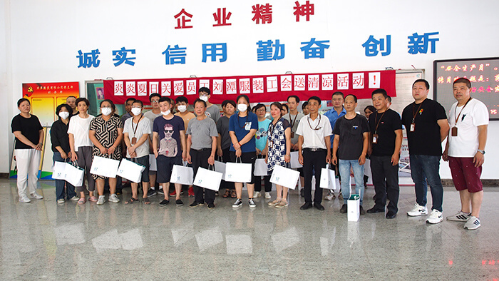 01 劉潭服裝廠工會為員工送清涼