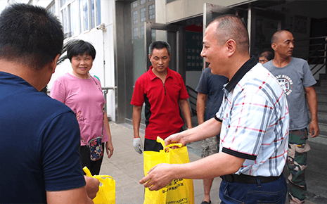 黃巷街道總工會到劉潭服裝廠開展“送清涼”走訪慰問活動 黃巷街道總工會到劉潭服裝廠開展“送清涼”走訪慰問活動