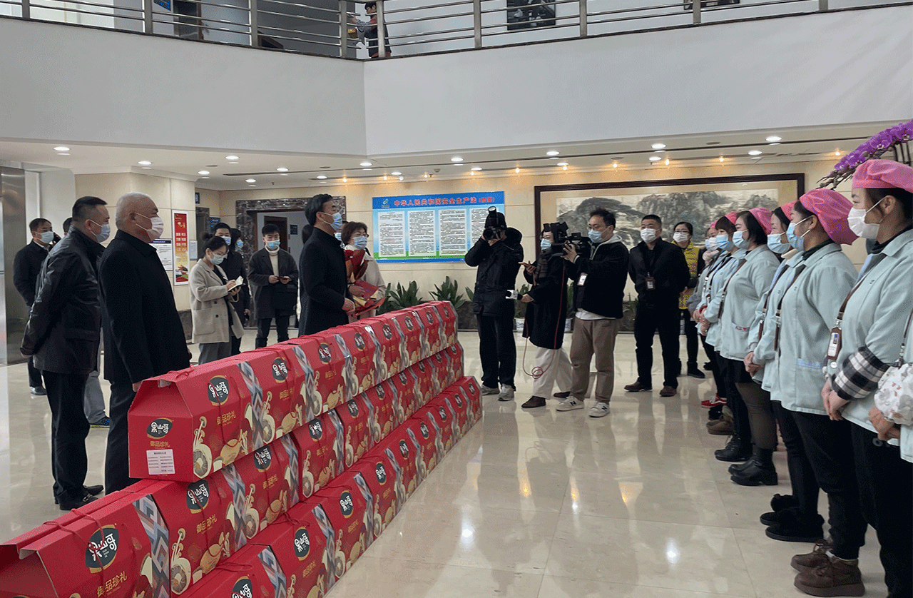 區委到訪劉潭服裝慰問留錫員工