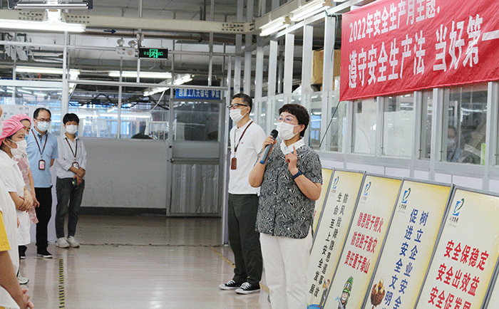 劉潭服裝廠開展宣傳教育活動