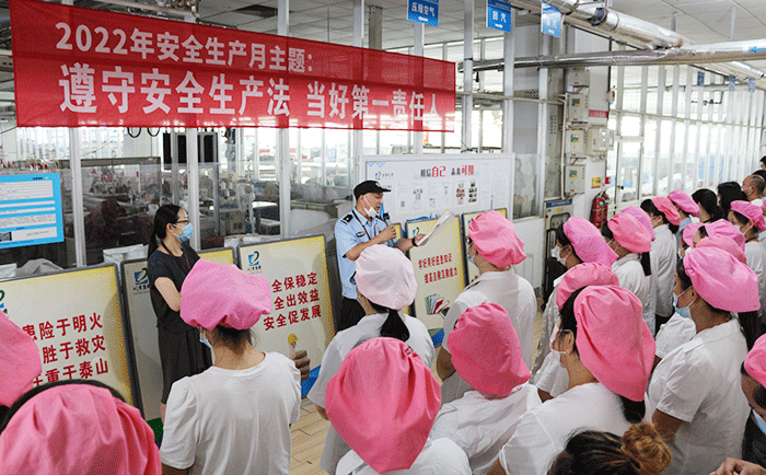 劉潭服裝廠開展宣傳教育活動