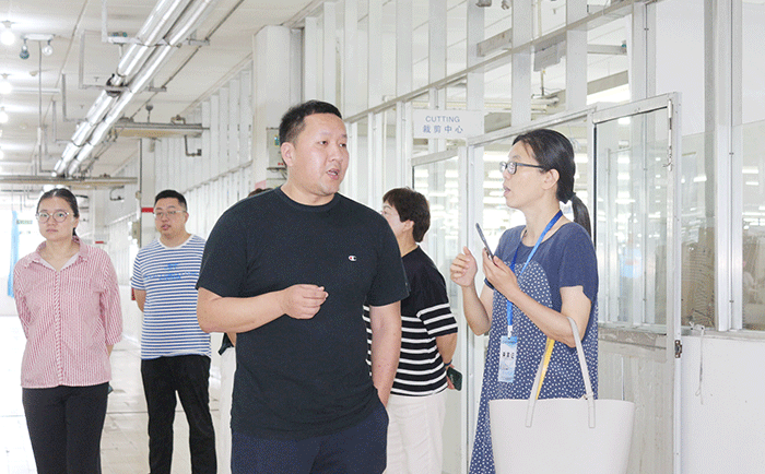 1 市領導蒞臨劉潭服裝廠調研指導