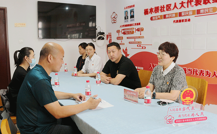 1 劉潭服裝錢總慰問孤寡老人