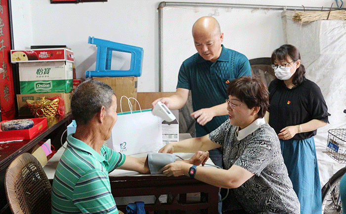 3 劉潭服裝錢總慰問孤寡老人