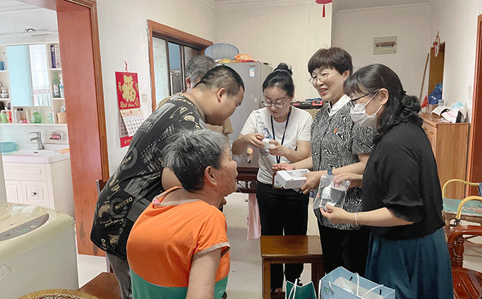 2 劉潭服裝錢總慰問孤寡老人