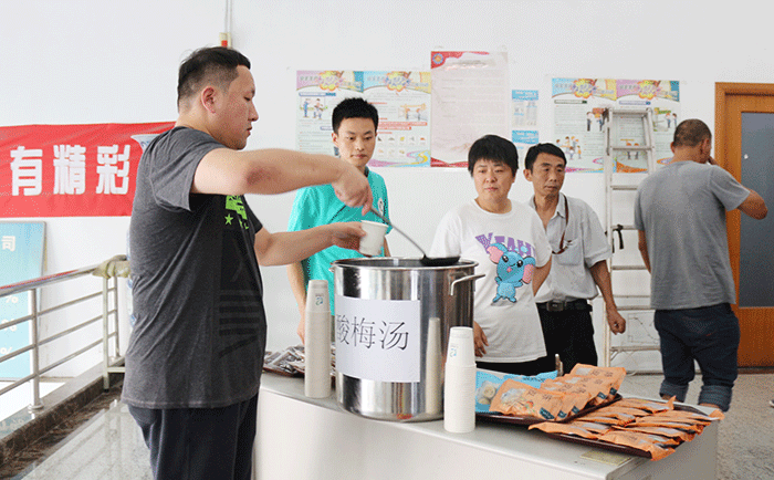 4 劉潭服裝開展慰問活動