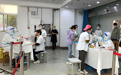 核酸檢測(cè)進(jìn)企業(yè)，劉潭服裝開(kāi)展全員核酸檢測(cè)