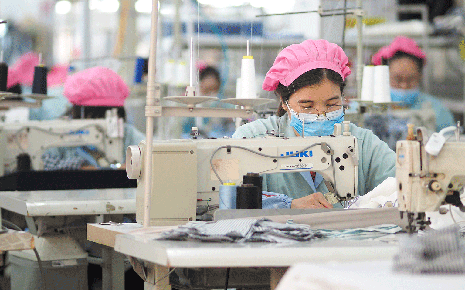 劉潭服裝車間：堅守一線不放松 防控疫情保生產(chǎn)