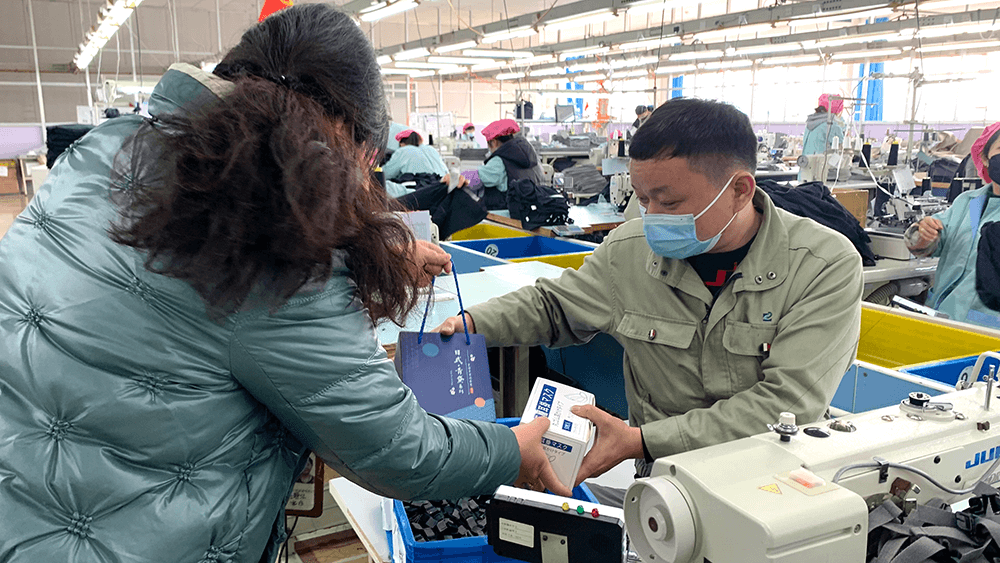 1 劉潭服裝員工收到暖心新年伴手禮