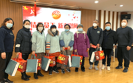 歲寒情深送溫暖，劉潭服裝慰問困難職工