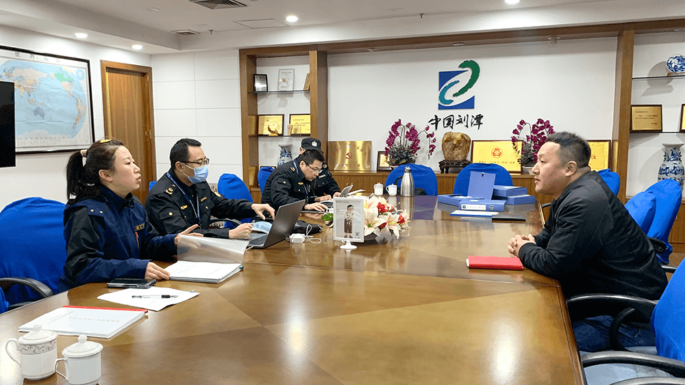 1 區(qū)應(yīng)急管理局聯(lián)合梁溪消防對(duì)劉潭服裝進(jìn)行安全檢查