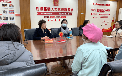 梁溪區人大代表劉潭服裝董事長錢玉萍向選民述職會