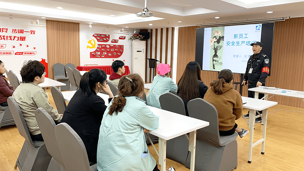 劉潭服裝開(kāi)展新員工培訓(xùn)