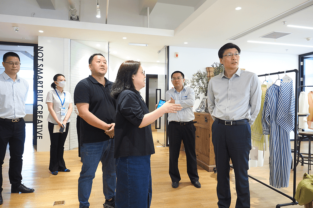 熱烈歡迎江蘇銀行領(lǐng)導(dǎo)走訪調(diào)研劉潭服裝 熱烈歡迎江蘇銀行領(lǐng)導(dǎo)走訪調(diào)研劉潭服裝