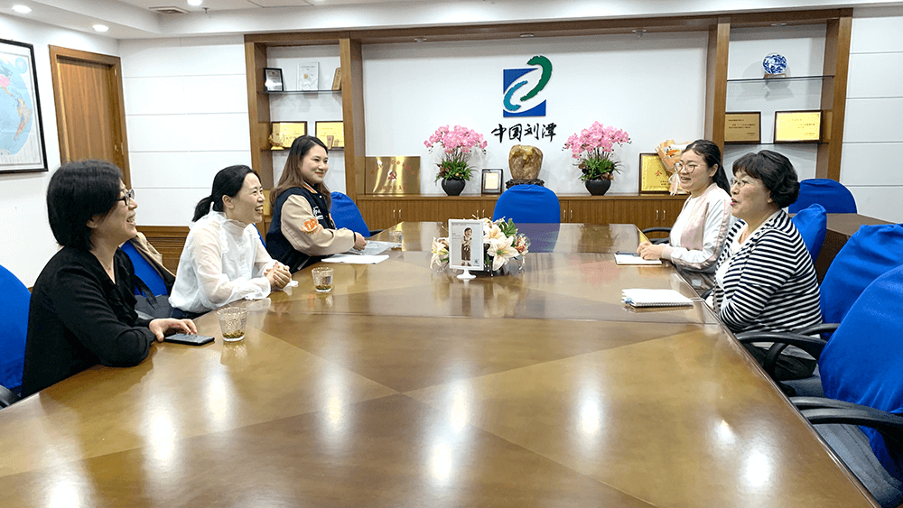 劉潭服裝熱烈歡迎街道組織委員來訪 劉潭服裝熱烈歡迎街道組織委員來訪