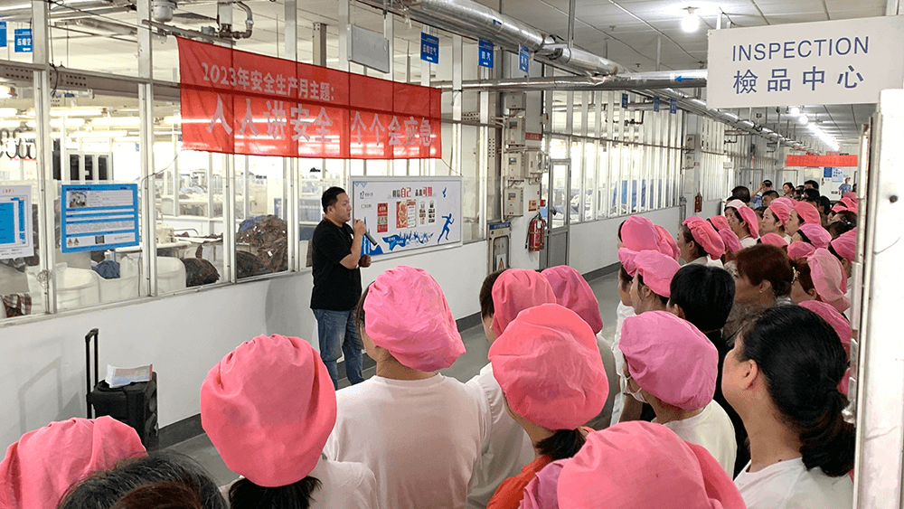 劉潭服裝公司一把手講安全 劉潭服裝公司一把手講安全