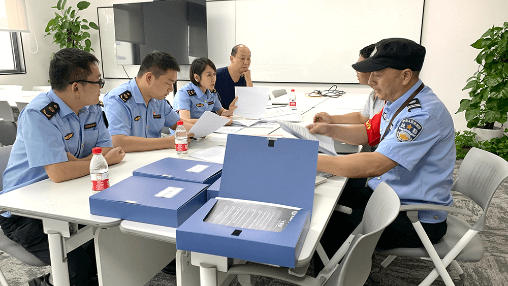 區應急管理局和街道應急辦對劉潭服裝開展安全大檢查 區應急管理局和街道應急辦對劉潭服裝開展安全大檢查