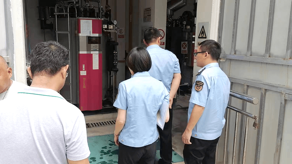 區應急管理局和街道應急辦對劉潭服裝開展安全大檢查 區應急管理局和街道應急辦對劉潭服裝開展安全大檢查