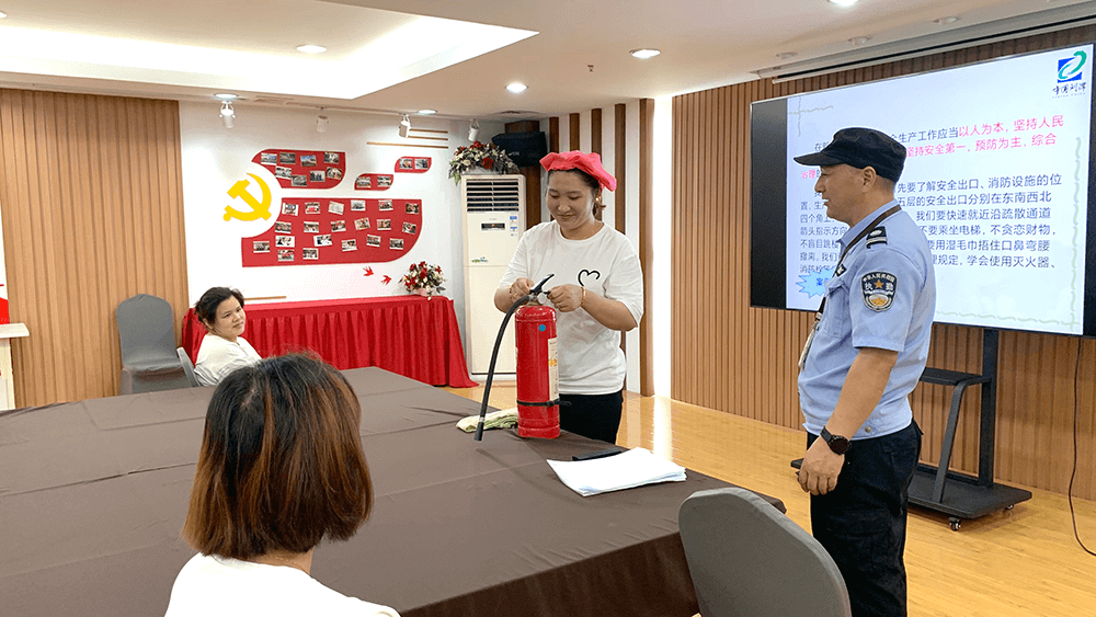 劉潭服裝開展崗前安全培訓