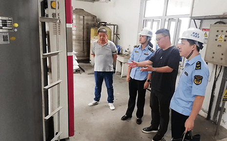 梁溪區市場監督局來到劉潭服裝開展專項檢查 梁溪區市場監督局來到劉潭服裝開展專項檢查