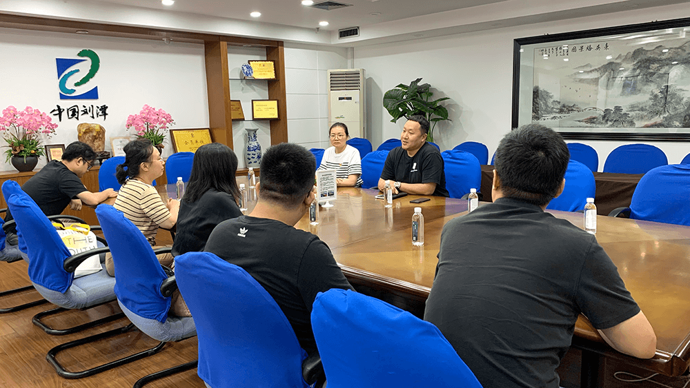 街道組織委員到劉潭服裝進行走訪慰問