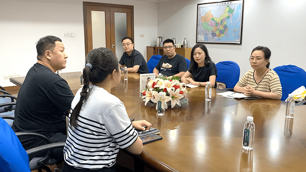 街道組織委員到劉潭服裝進行走訪慰問