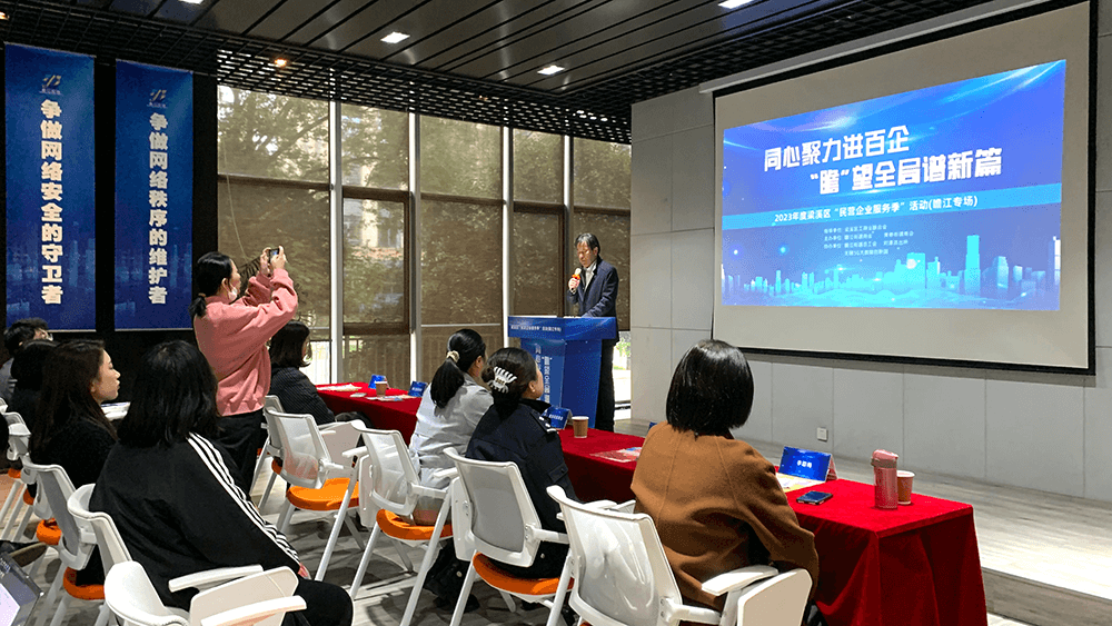 劉潭服裝參加商會(huì)活動(dòng)