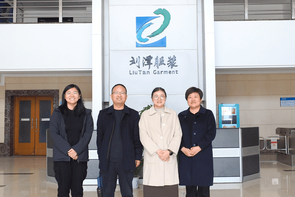 清豐縣工信局領(lǐng)導(dǎo)到劉潭服裝參觀指導(dǎo)工作