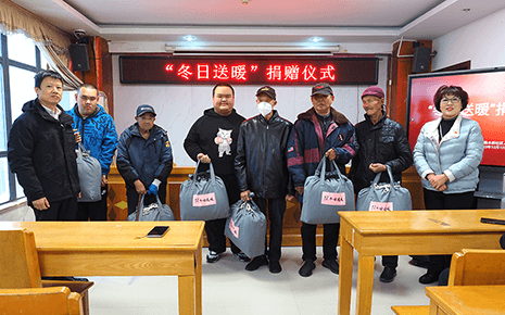 區(qū)人大代表劉潭服裝董事長錢玉萍接待選民并捐贈(zèng)暖被 區(qū)人大代表劉潭服裝董事長錢玉萍接待選民并捐贈(zèng)暖被