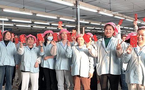 劉潭服裝:派發開門紅包,新的一年“龍”重開始 劉潭服裝:派發開門紅包,新的一年“龍”重開始