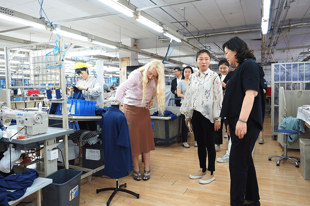 熱烈歡迎區商務局到劉潭服裝開展走訪調研