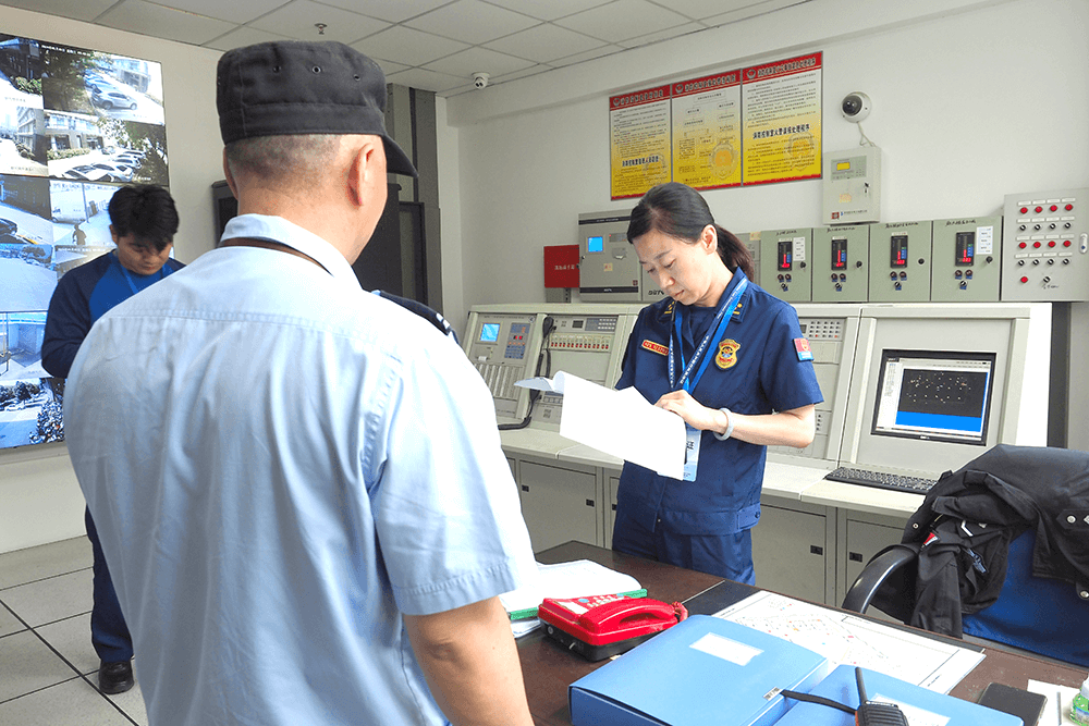 區(qū)消防大隊(duì)到劉潭服裝進(jìn)行“雙隨機(jī)”消防安全檢查