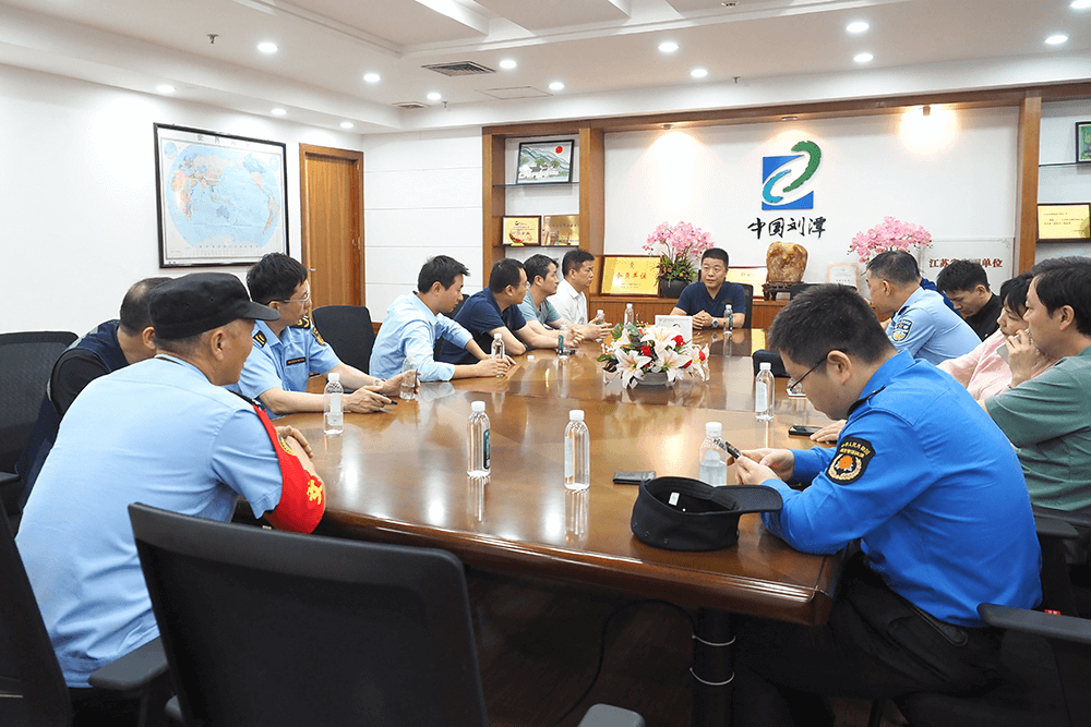 聯合檢查組到劉潭服裝開展安全檢查 聯合檢查組到劉潭服裝開展安全檢查