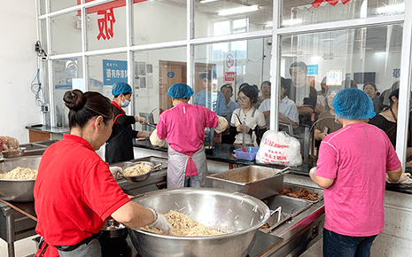 劉潭服裝:吃生日面共慶黨的生日 劉潭服裝:吃生日面共慶黨的生日