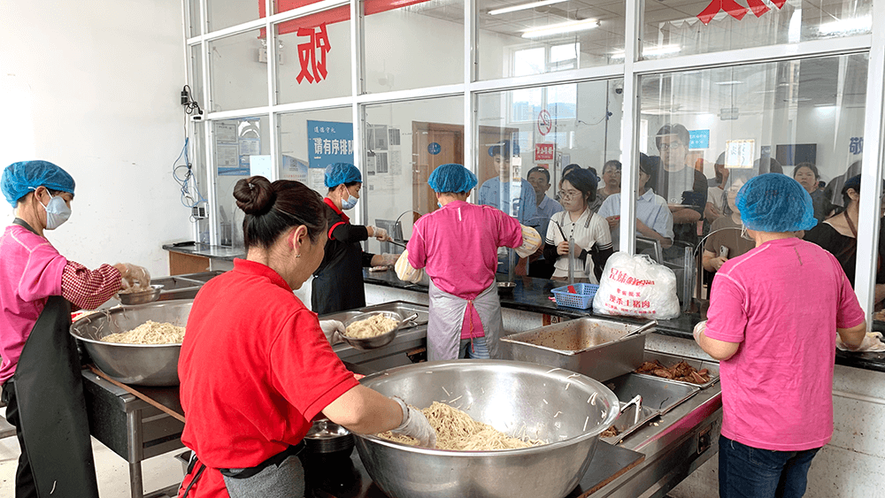 劉潭服裝吃生日面共慶黨的生日 劉潭服裝吃生日面共慶黨的生日