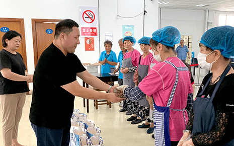 “食堂有愛,夏送清涼”劉潭服裝開展食堂高溫慰問活動(dòng) “食堂有愛,夏送清涼”劉潭服裝開展食堂高溫慰問活動(dòng)