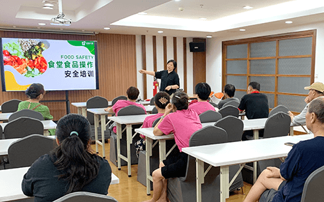 劉潭服裝筑牢食堂“防護(hù)墻” 守護(hù)員工“盤中餐” 劉潭服裝筑牢食堂“防護(hù)墻” 守護(hù)員工“盤中餐”