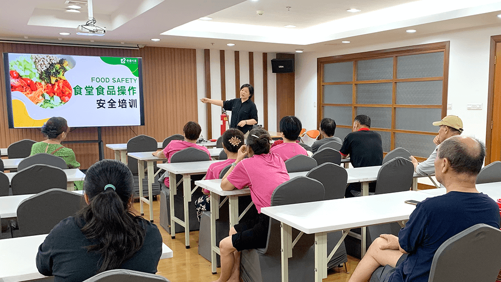 劉潭服裝筑牢食堂防護墻